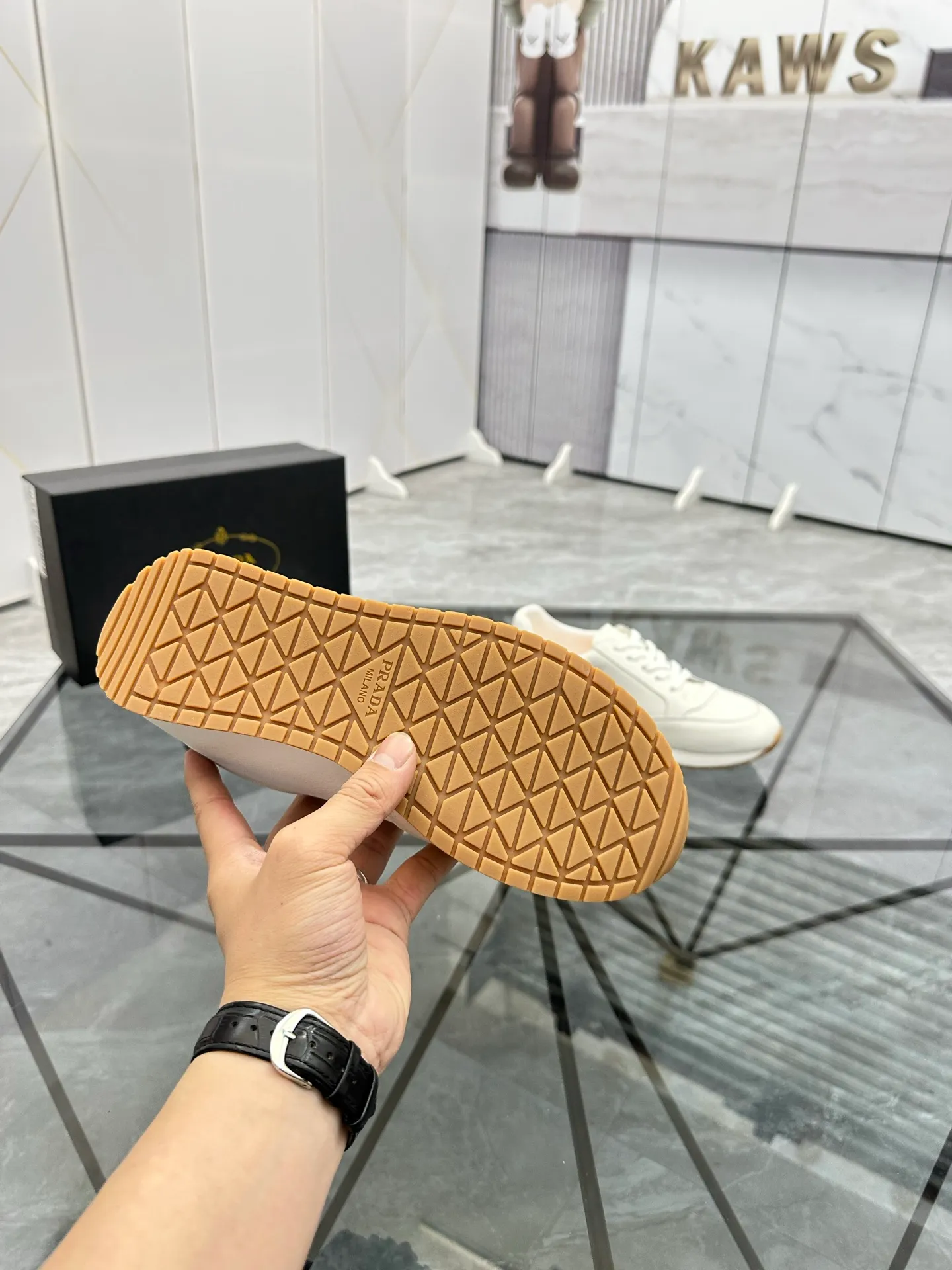 Men's shoes: 💰P420¥ Product trademark: Prada *"Prada*" low-top casual shoes Regular size: 38-44 (can be customized to 45) Product materials: imported cowhide upper, sheepskin lining, original outsole. Number: 020